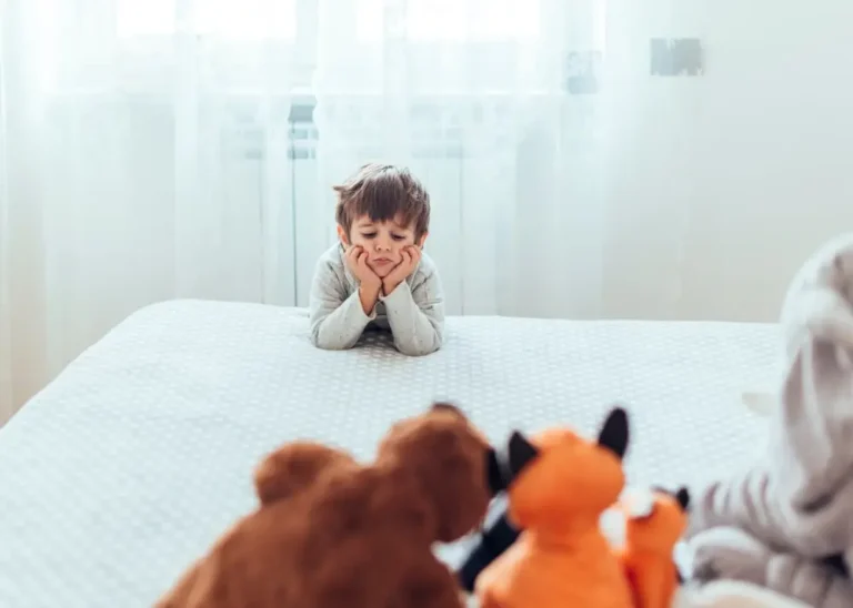 uninvolved parents left their kid alone with toys